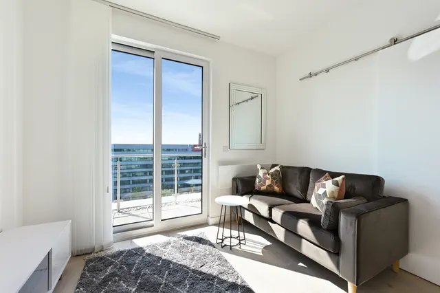 Great West Road, Brentford, TW8, photo 3