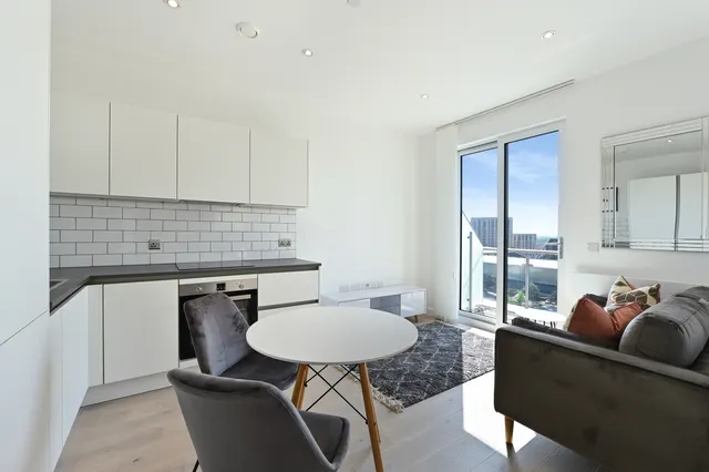 Great West Road, Brentford, TW8, photo 1