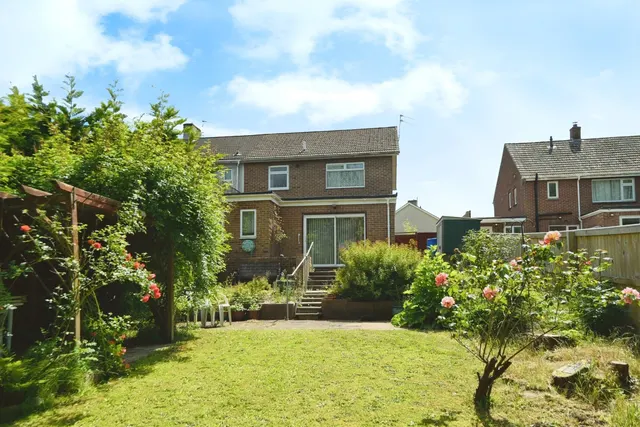 West View Crescent, Devizes, photo 1
