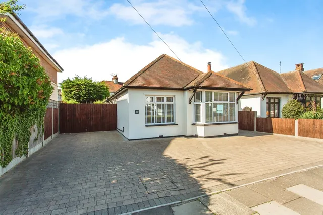 Acacia Drive, Thorpe Bay, Essex, SS1, photo 1