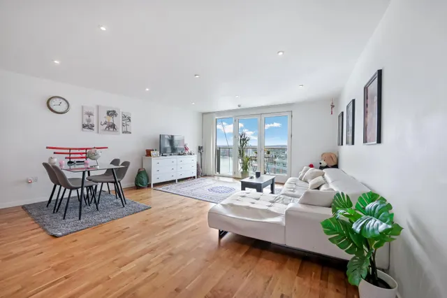 Fairmont Avenue, E14, photo 1