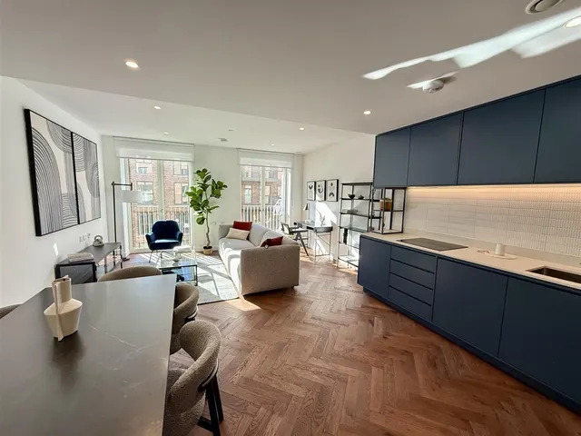 Parkview Avenue, London, NW2, photo 1