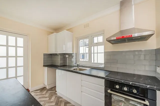 Woodcote Road, Wallington, SM6, photo 1