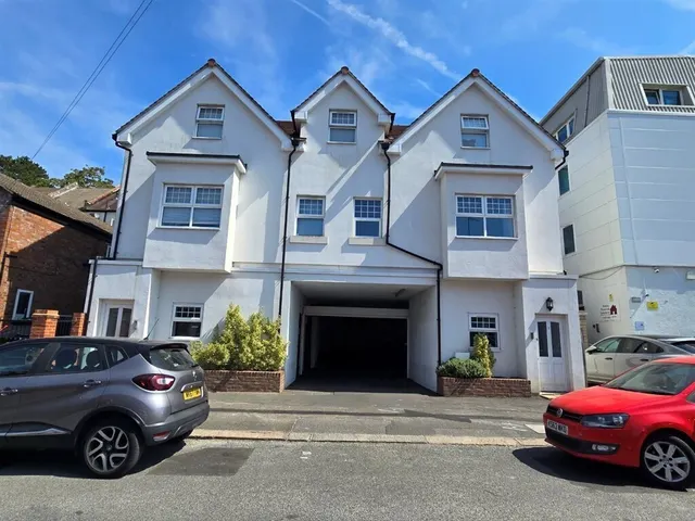 Lower Road, Kenley, CR8, photo 1