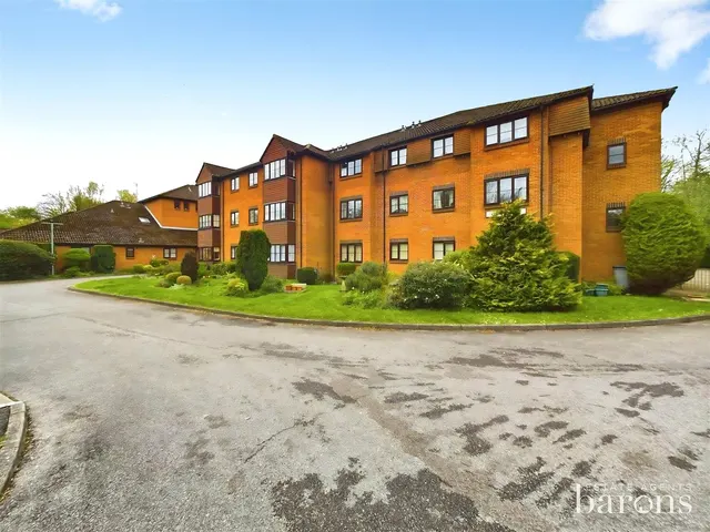 Oakfields, Lychpit, RG24, photo 1
