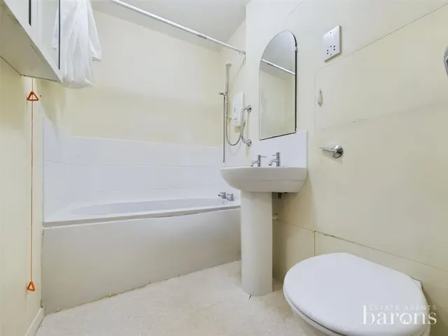 Oakfields, Lychpit, RG24, photo 3
