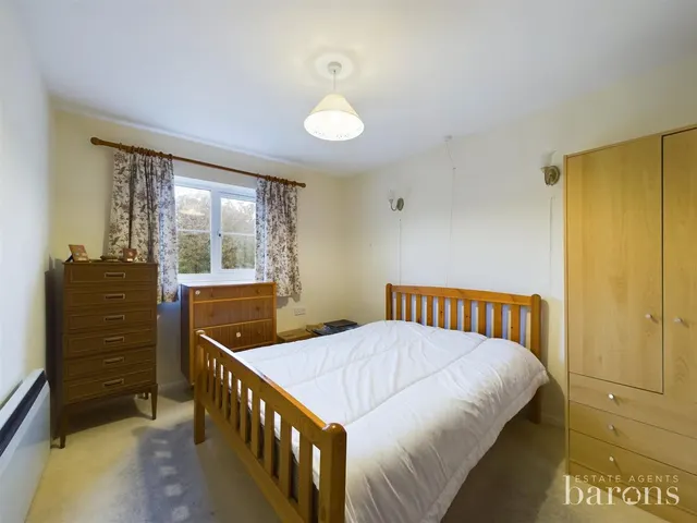 Oakfields, Lychpit, RG24, photo 2