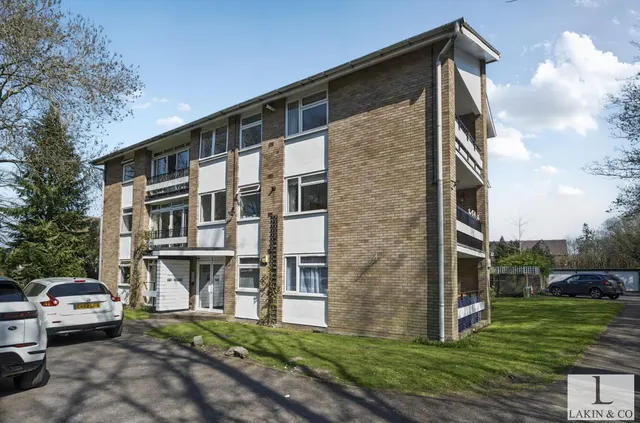 The Avenue, Ickenham, UB10 8NT, photo 1