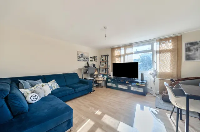 Photo 2 — Worcester Close, Farnborough, Hampshire, GU14 8JW