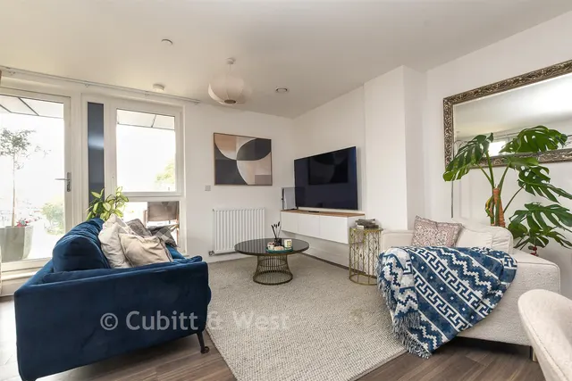 Marketfield Way, Redhill, RH1, photo 3