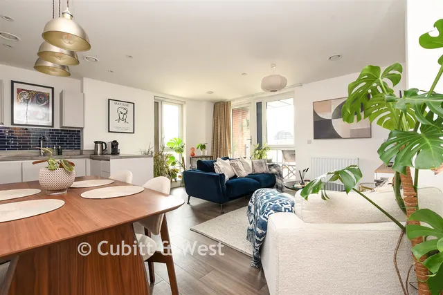 Marketfield Way, Redhill, RH1, photo 2