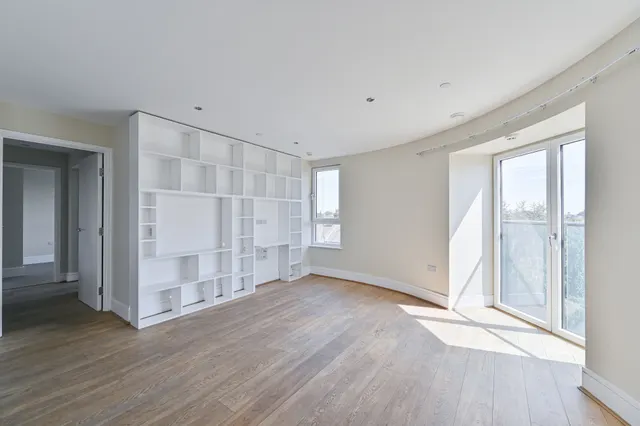 Photo 3 — Flat 13, 8 Clement Avenue, London