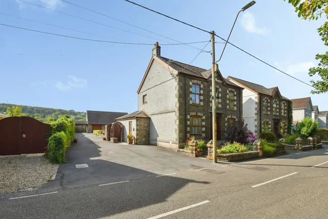 Pentwyn Road, Betws, SA18, photo 2