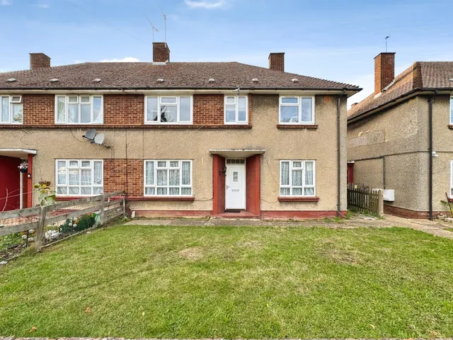 Camrose Avenue, Edgware, HA8, photo 1