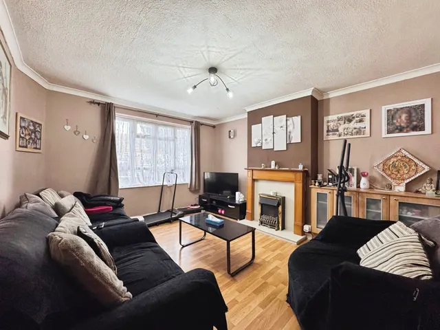 Camrose Avenue, Edgware, HA8, photo 3