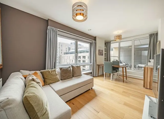 East Ferry Road, Canary Wharf, E14, photo 1
