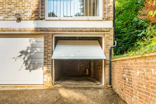 Cedar Court, Haslemere, GU27, photo 3