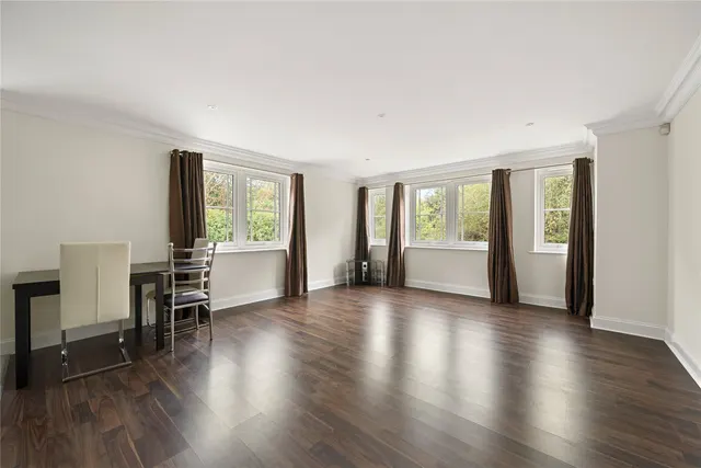 Portsmouth Road, Esher, KT10, photo 2