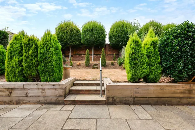 De Clare Court, Bletchingley, RH1, photo 2