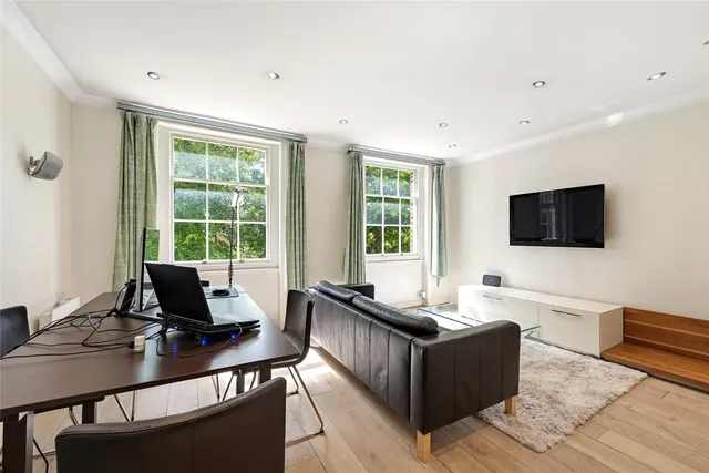 1 bedroom flat — Brompton Square, London, SW3
