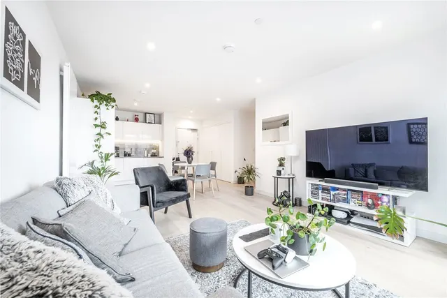 Royal Crest Avenue, London, photo 1