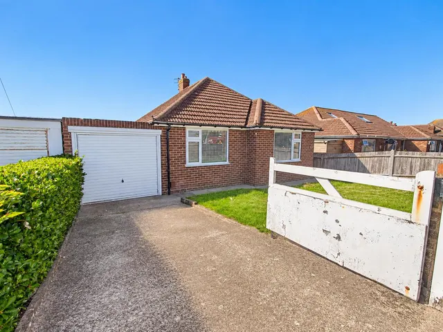 Downland Avenue, Peacehaven, photo 1