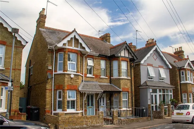 Elmhurst Road, Langley, Berkshire, SL3, photo 1