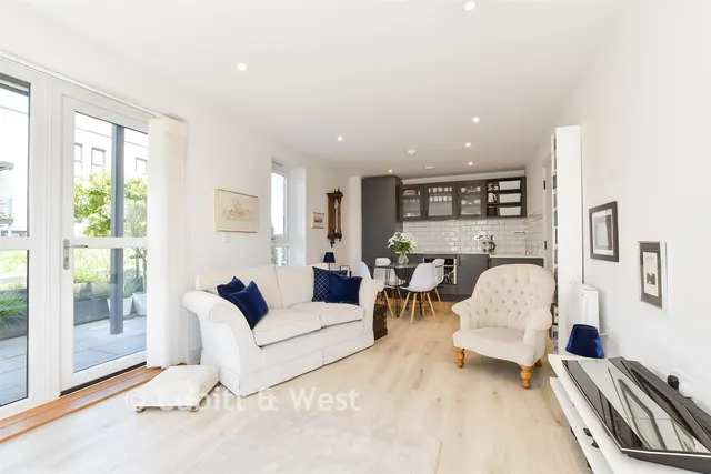 Worthing Road, Horsham, RH12, photo 3