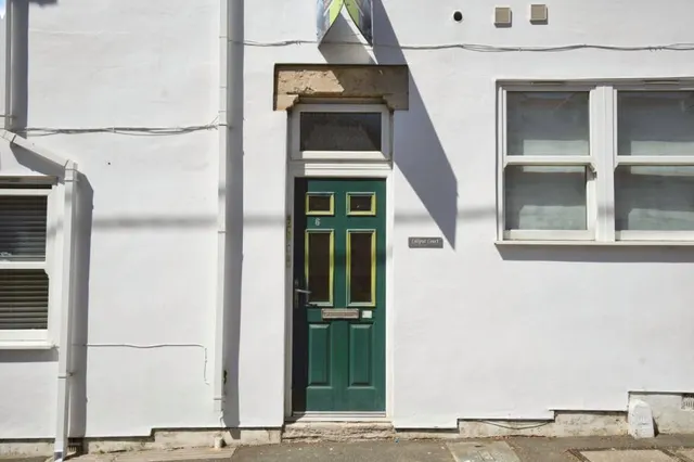 The Broadway, Totland Bay, PO39, photo 2