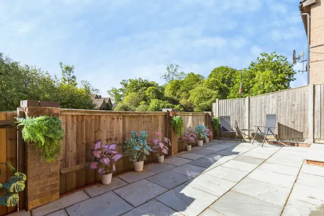 Excalibur Close, Ifield, RH11, photo 2