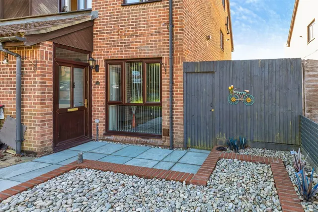Excalibur Close, Ifield, RH11, photo 1