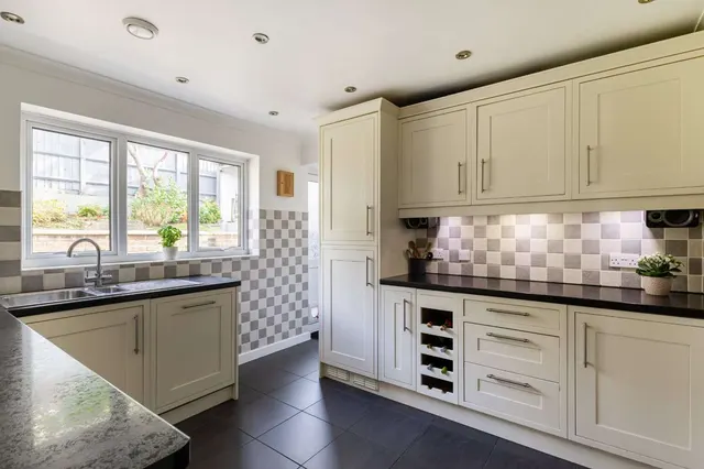 Roberts Close, Kings Worthy, SO23, photo 2