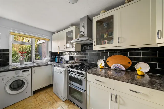 Damsonwood Road, Southall, photo 2