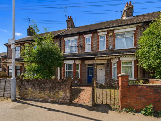 3 bedroom house — Beechwood Road, Luton, LU4 9RG