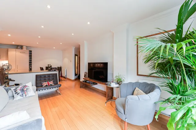 Photo 2 — 36 Octavia House, Medway Street, London