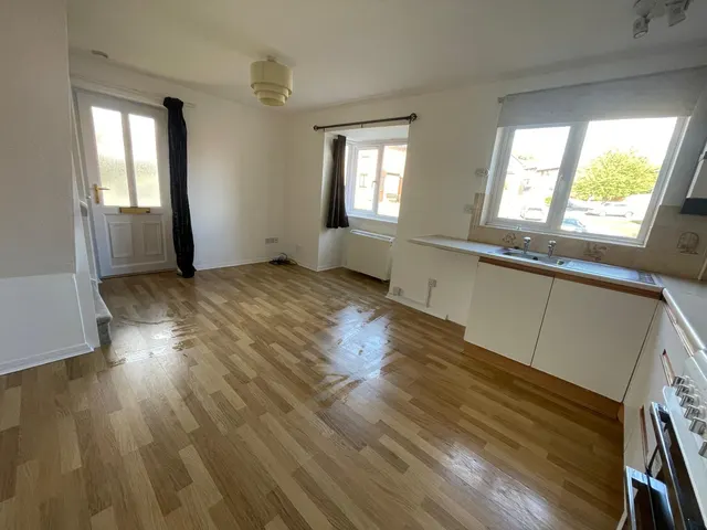 Oamaru Way, Devizes, SN10, photo 3