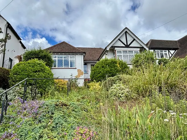 Riddlesdown Avenue, Purley CR8 1JJ, photo 1