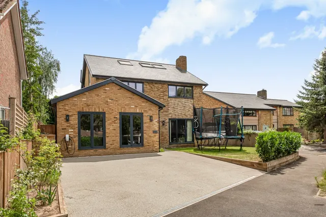 Ashfield Close, Richmond, TW10, photo 2
