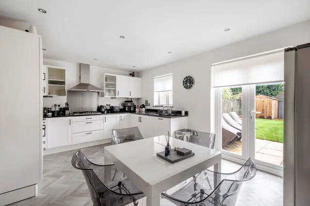 Poplar Close, Epsom, KT17, photo 3