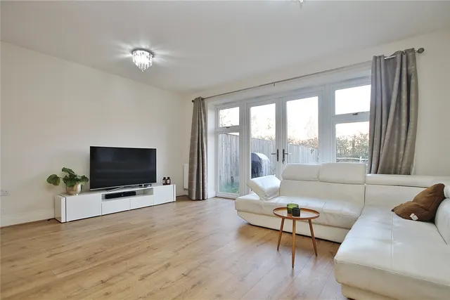 Kings Close, West End, GU24, photo 3