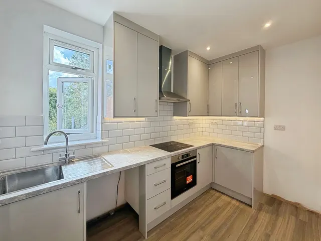 2 bedroom flat — Cove Road, Farnborough, Hampshire, GU14 0EX