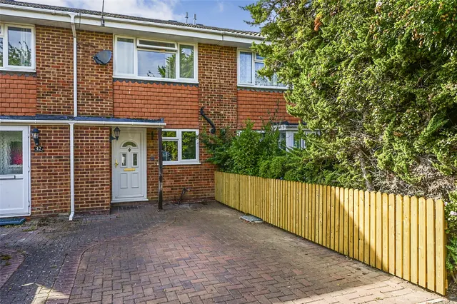 Lambourne Way, Tongham, Farnham, Surrey, GU10 1AB, photo 1