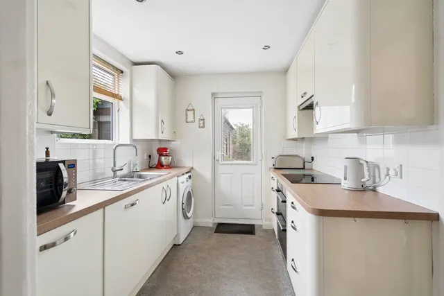Lincoln Road, Northwood, HA6, photo 2