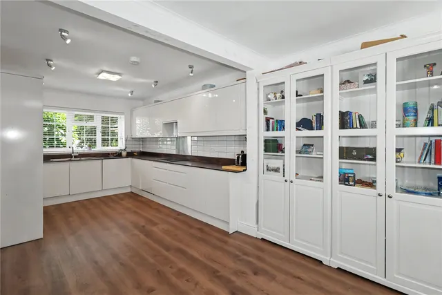 Belgrave Manor, Woking, GU22, photo 2