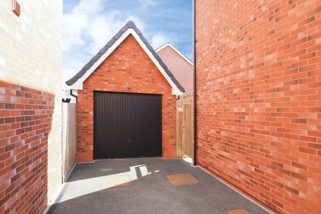 Hornbeam Way, Essington, WV11, photo 2
