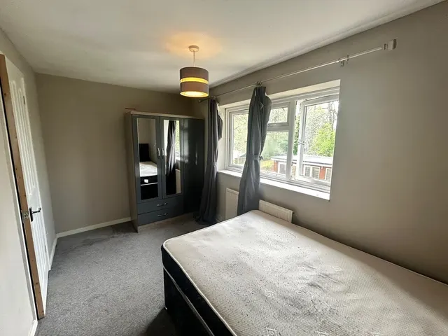 Southgate, RH10, photo 1