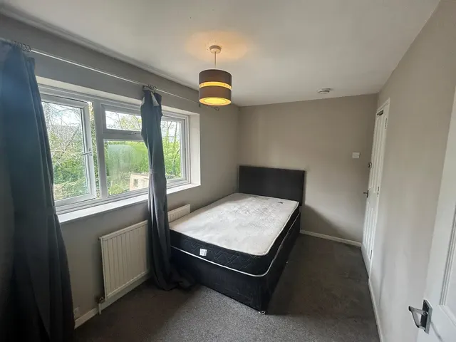 Southgate, RH10, photo 2