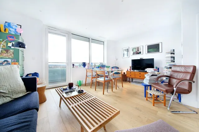 Lombard Road, London, SW11, photo 1