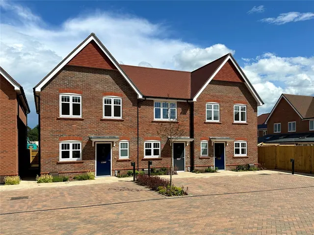 Spinner Avenue, Cranleigh, Surrey, GU6 8ZD, photo 1