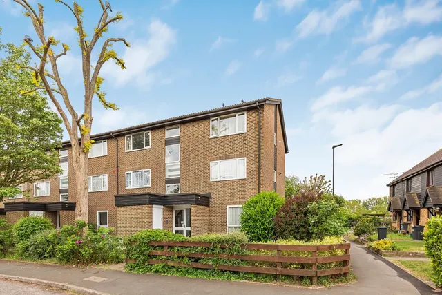 Huntsmans Close, Brookside, photo 3